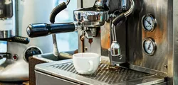 Cuál es la mejor manera de hacer un café con leche con una máquina de espresso